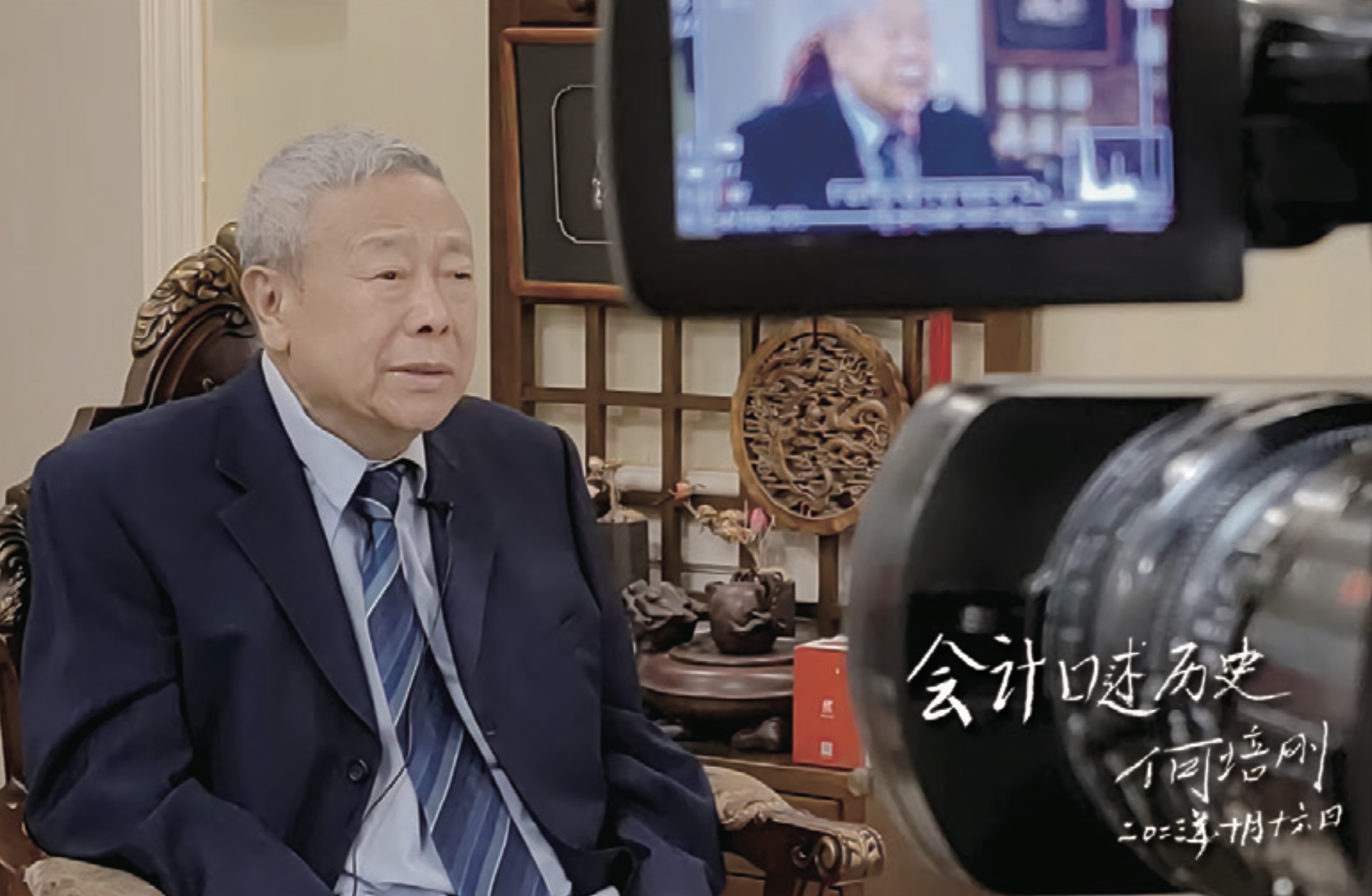 何老师接受采访图.jpg